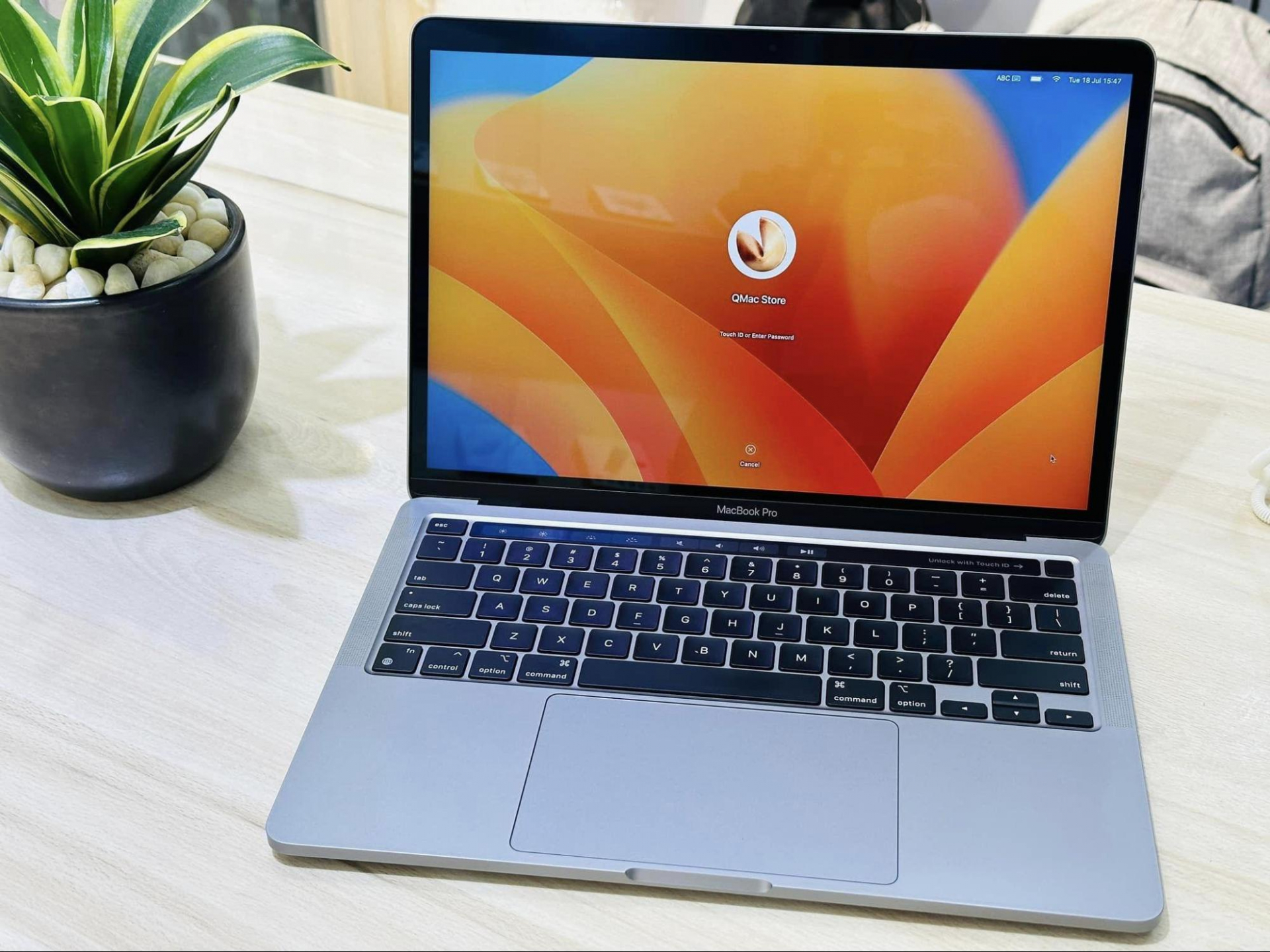 MacBook Pro M1 và MacBook Air M1 giá ra sao giữa các option?