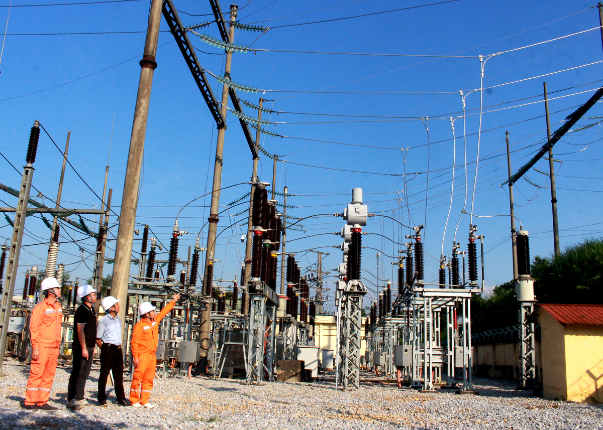 Lãnh đạo Công ty Điện lực Hà Giang kiểm tra khu vực đóng điện tại Trạm biến áp 110kV Bắc Quang