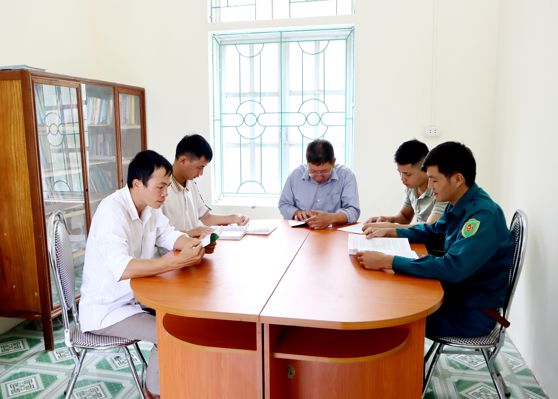 Tủ sách và không gian đọc cho các cán bộ ở xã Phương Tiến, huyện Vị Xuyên