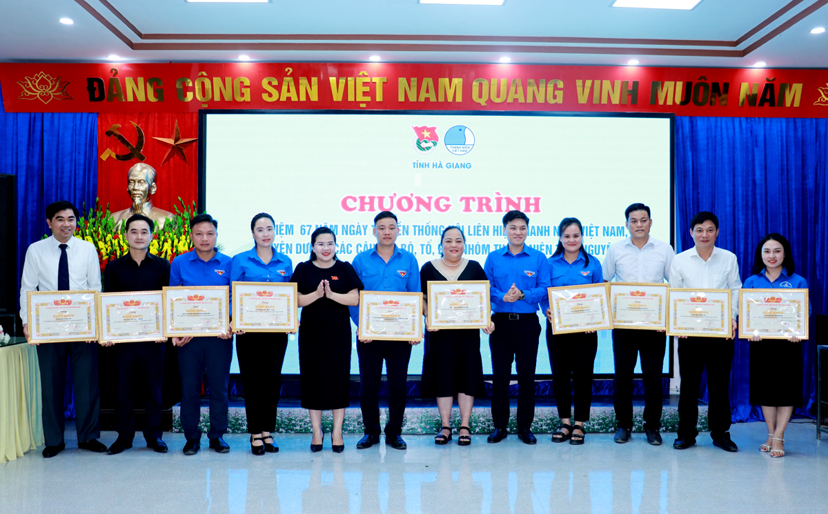 Đồng chí Đỗ Thị Hương, Bí thư Tỉnh đoàn trao Bằng khen của Ủy ban Hội Liên hiệp Thanh niên Việt Nam tỉnh Hà Giang cho các tập thể, cá nhân có thành tích xuất sắc trong phong trào thanh niên tình nguyện năm 2023.