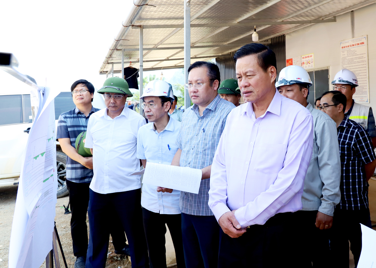 Chủ tịch UBND tỉnh Nguyễn Văn Sơn kiểm tra biểu đồ thi công dự án tại khu vực thôn Tự Lập, thị trấn Vĩnh Tuy.