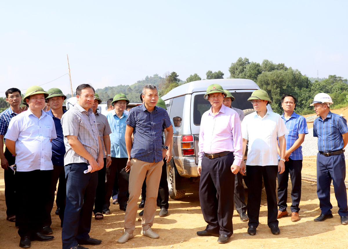 Chủ tịch UBND tỉnh Nguyễn Văn Sơn kiểm tra thực tế dự án cao tốc Tuyên Quang - Hà Giang tại khu vực thị trấn Vĩnh Tuy.