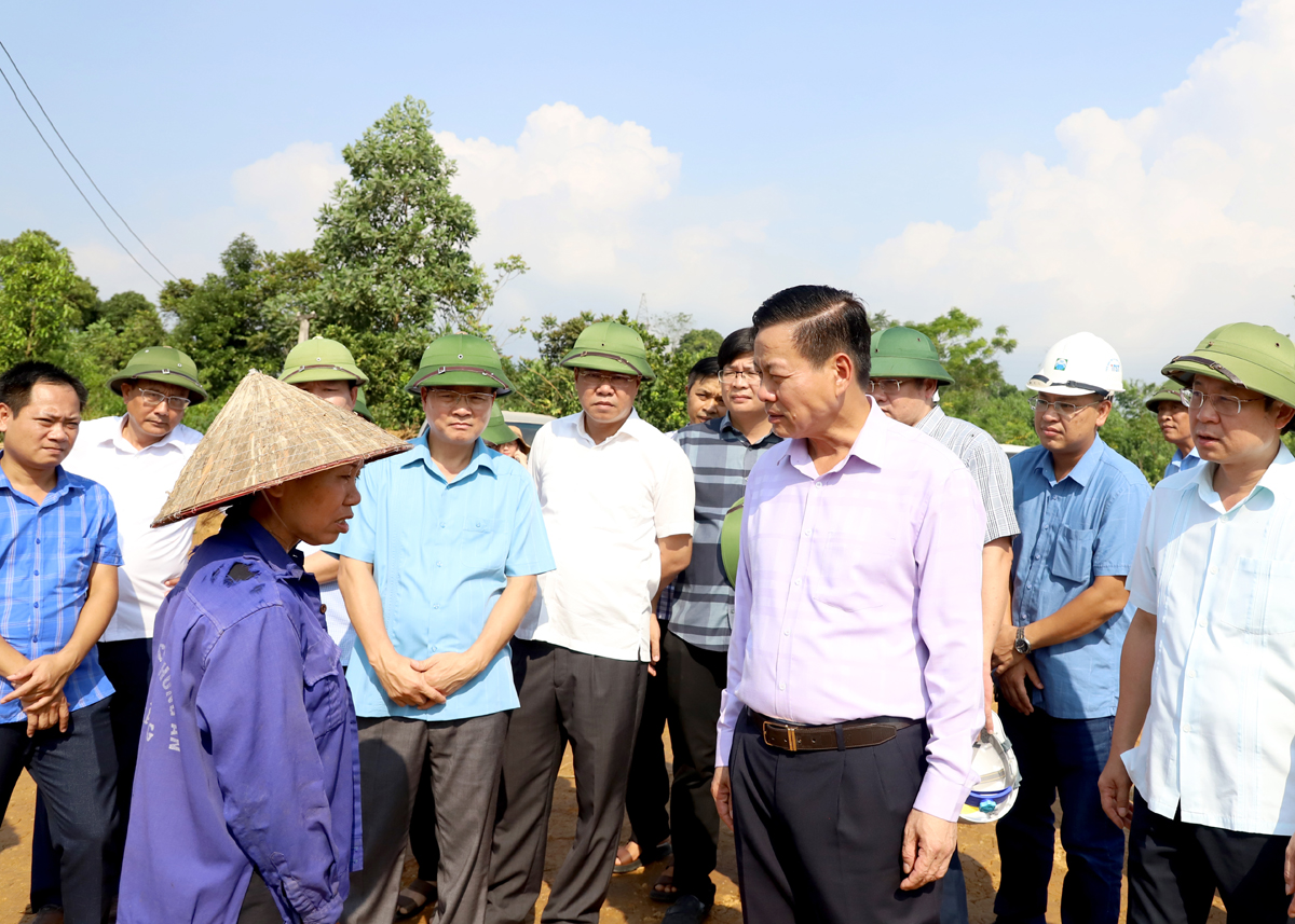 Chủ tịch UBND tỉnh Nguyễn Văn Sơn trò chuyện, động viên người dân xã Hùng An đồng tình ủng hộ để bàn giao mặt bằng thực hiện dự án.