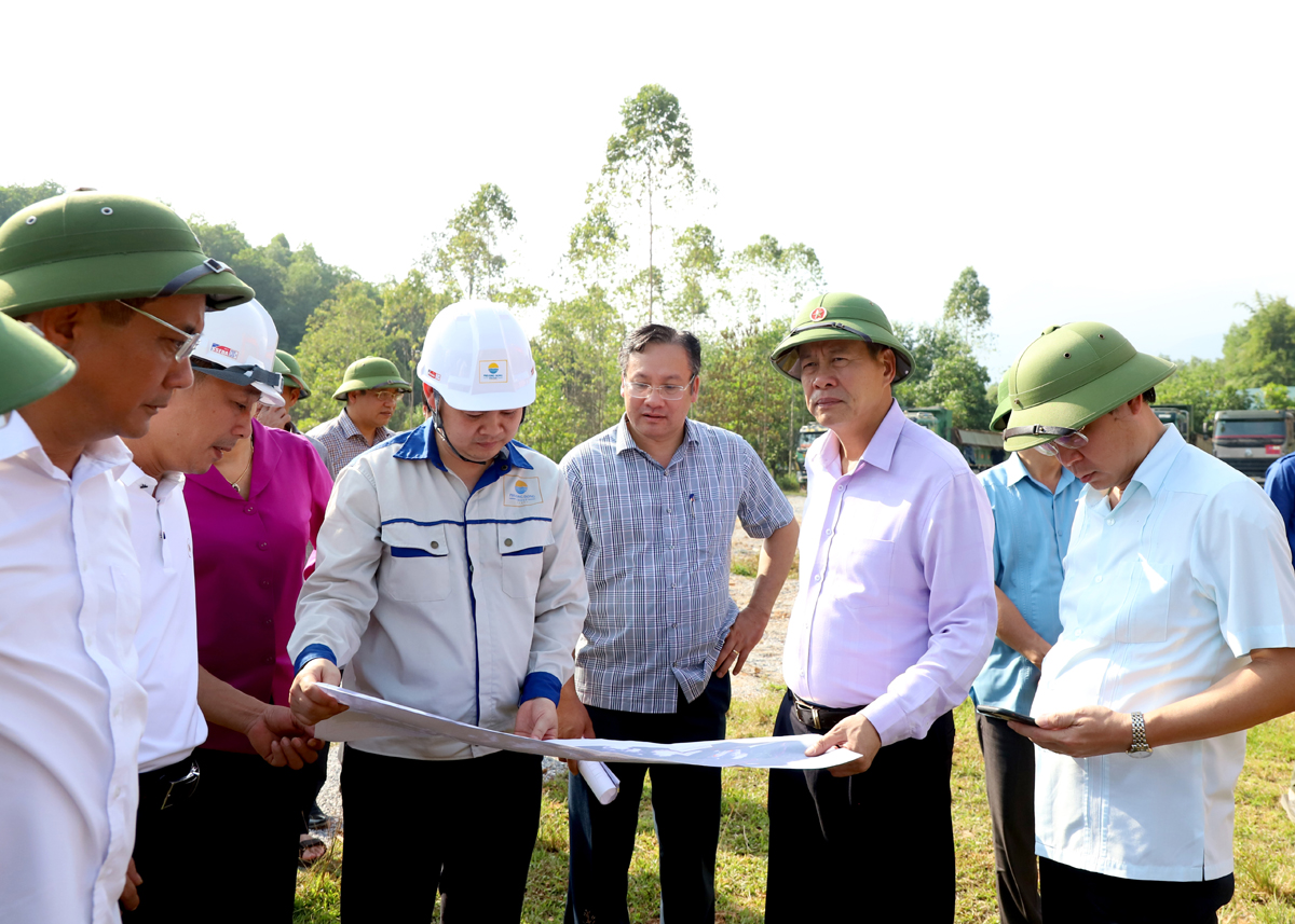 Chủ tịch UBND tỉnh Nguyễn Văn Sơn kiểm tra bản đồ khu vực nút giao với quốc lộ 279 thuộc địa phận xã Quang Minh.