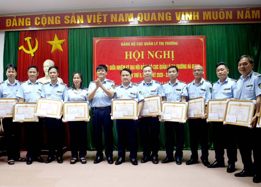 Lãnh đạo Cục Quản lý thị trường Hà Giang tặng Giấy khen cho các cá nhân hoàn thành xuất sắc nhiệm vụ.