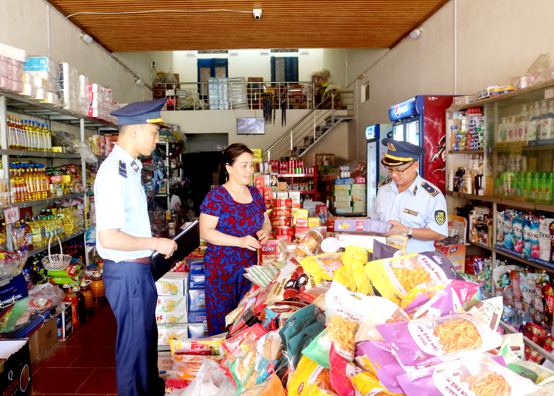Kiểm soát viên Đội Quản lý thị trường số 3 kiểm tra hàng hóa tại thị trấn Việt Quang (Bắc Quang).
