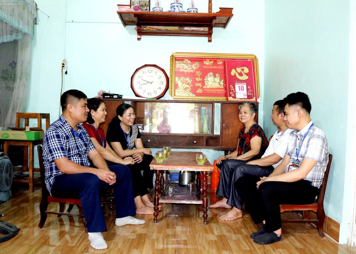 Lãnh đạo và Công đoàn Trường THPT Tân Quang thăm hỏi, động viên gia đình đoàn viên Trần Đình Khánh, thôn Nghĩa Tân, xã Tân Quang (Bắc Quang).