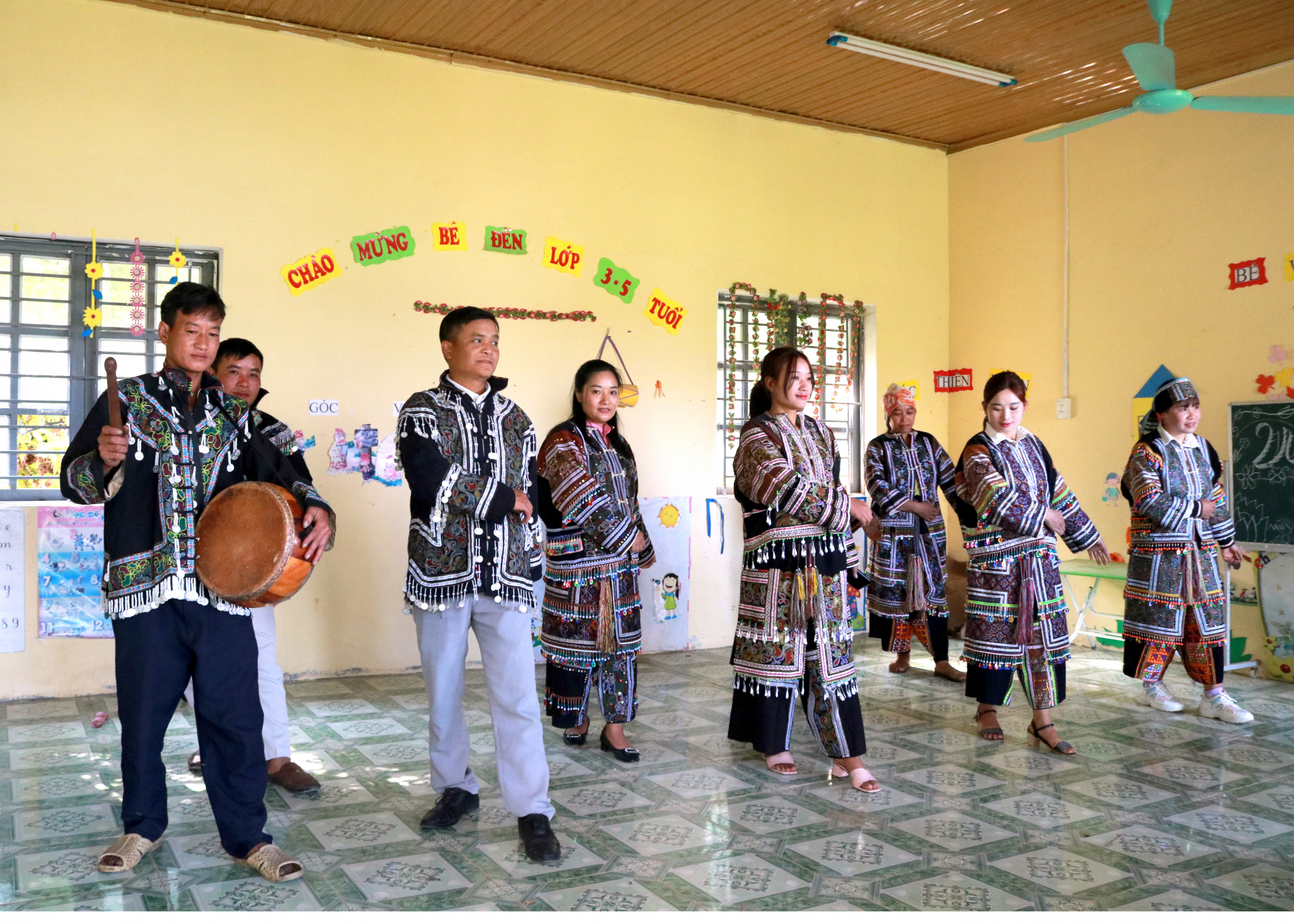 Đồng bào Lô Lô thôn Cờ Tảng giữ gìn bản sắc văn hóa thông qua các điệu múa.

