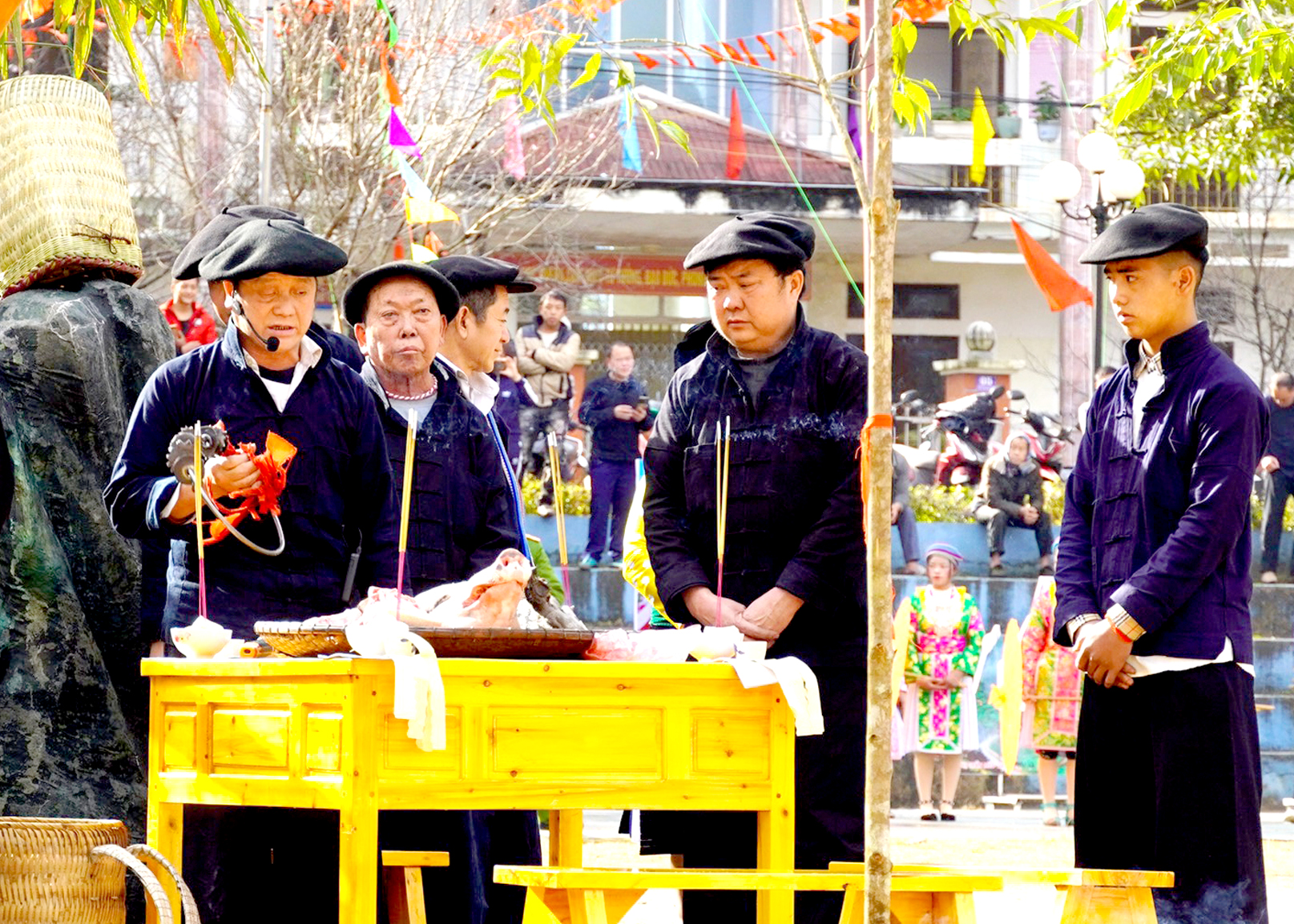 Các nghệ nhân thực hiện phần nghi lễ trong Lễ hội Gầu Tào của người Mông ở Mèo Vạc.
