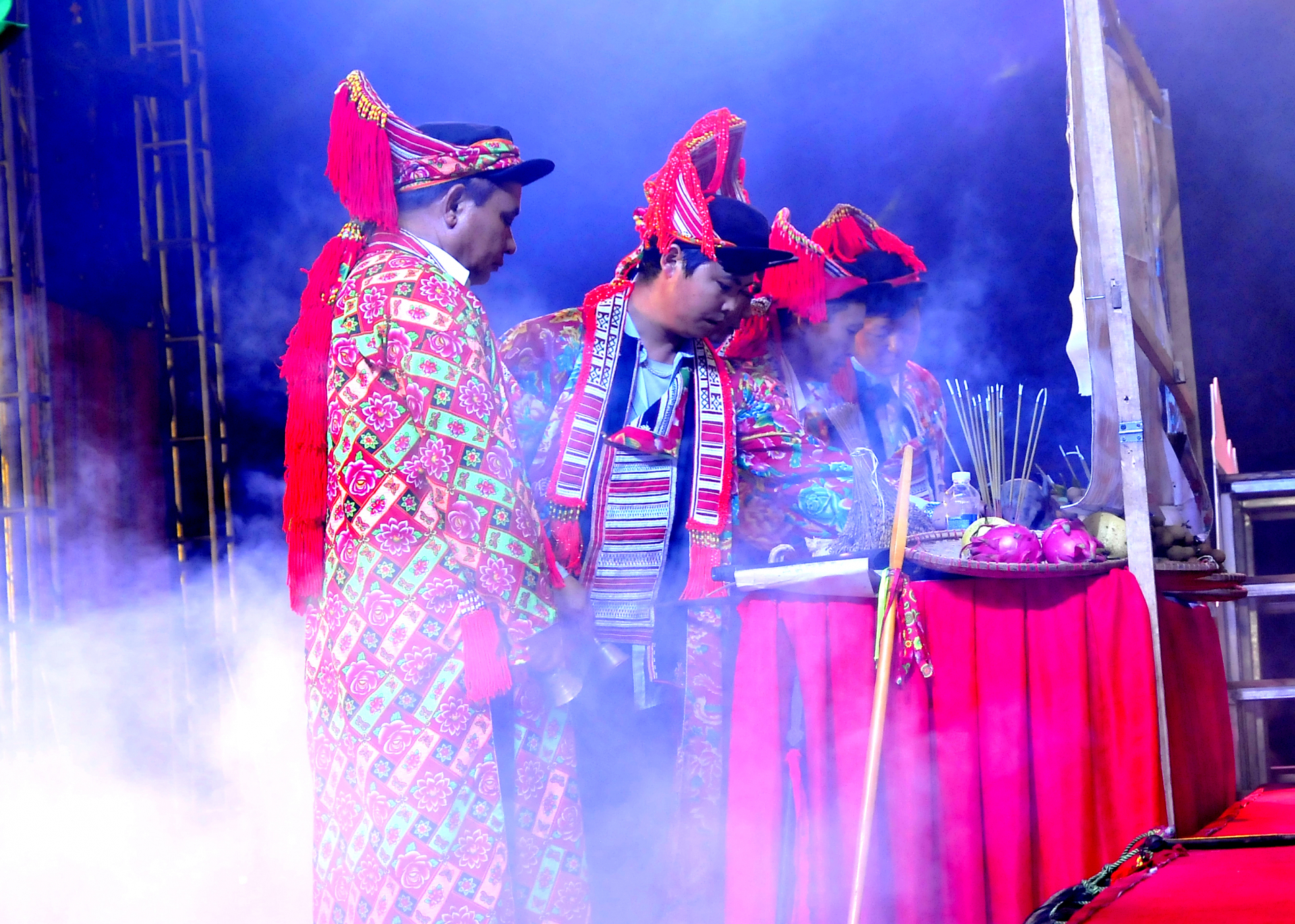 Các nghệ nhân thực hiện nghi lễ cúng Bàn vương của người dân tộc Dao huyện Hoàng Su Phì.