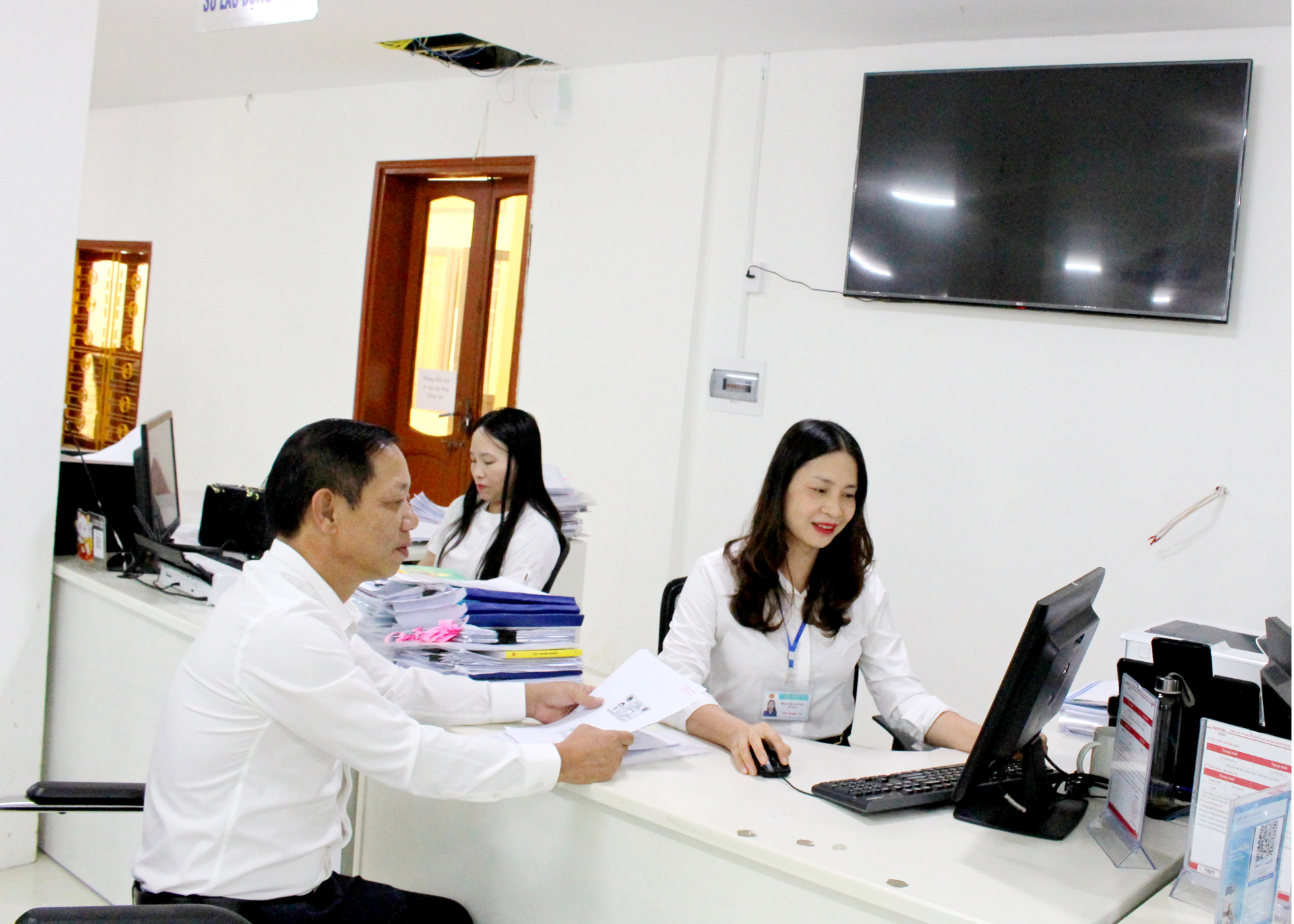Cán bộ Trung tâm phục vụ hành chính công tỉnh tiếp nhận, giải quyết hồ sơ của người dân.
