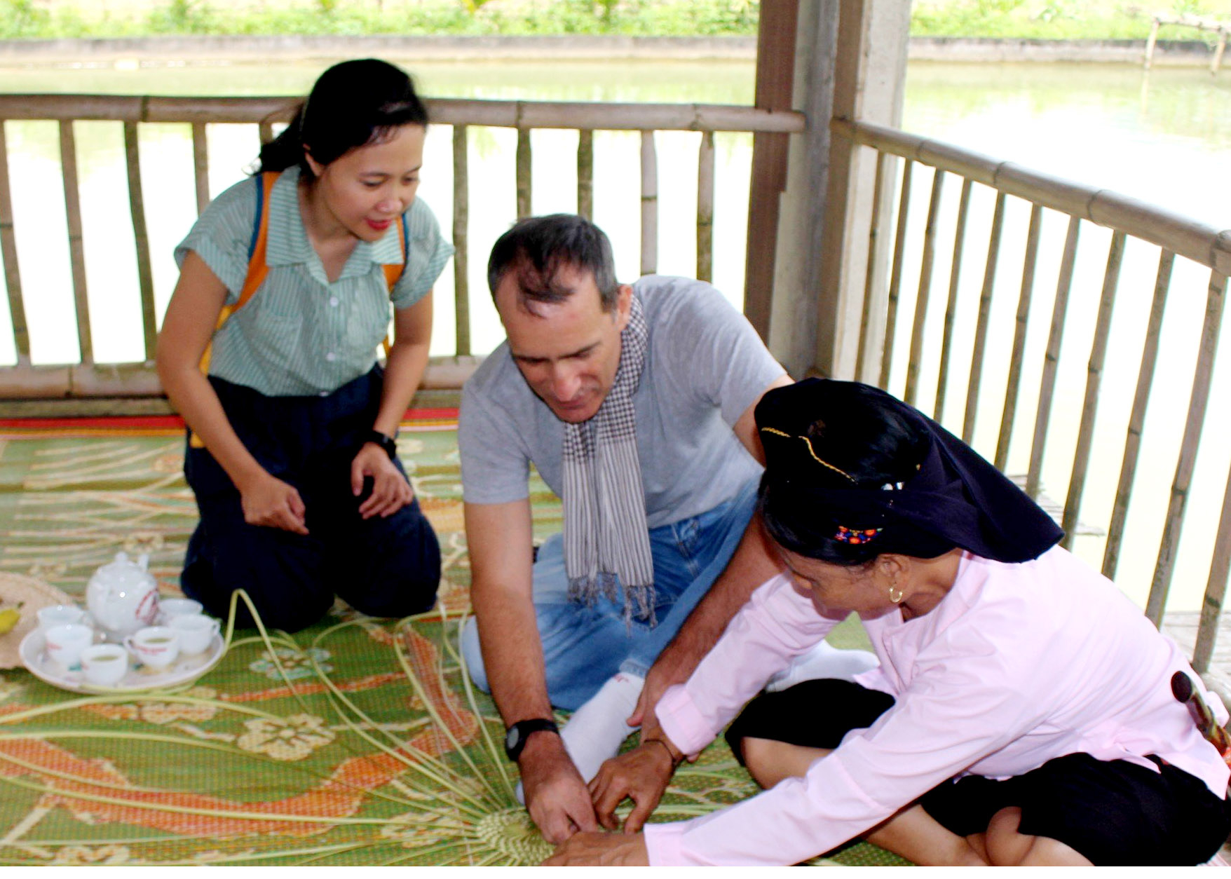 Khách du lịch trải nghiệm nghề đan lát truyền thống tại Làng Văn hóa du lịch cộng đồng thôn Khun, xã Bằng Lang (Quang Bình).