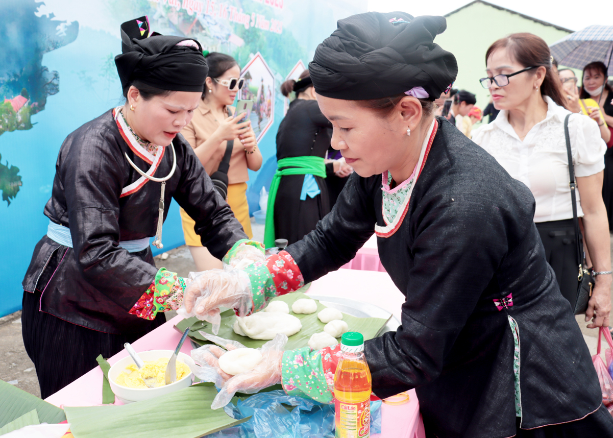 Thi làm bánh Giầy tại Lễ hội Chợ Phong Lưu Khâu Vai (Mèo Vạc) năm 2023.
