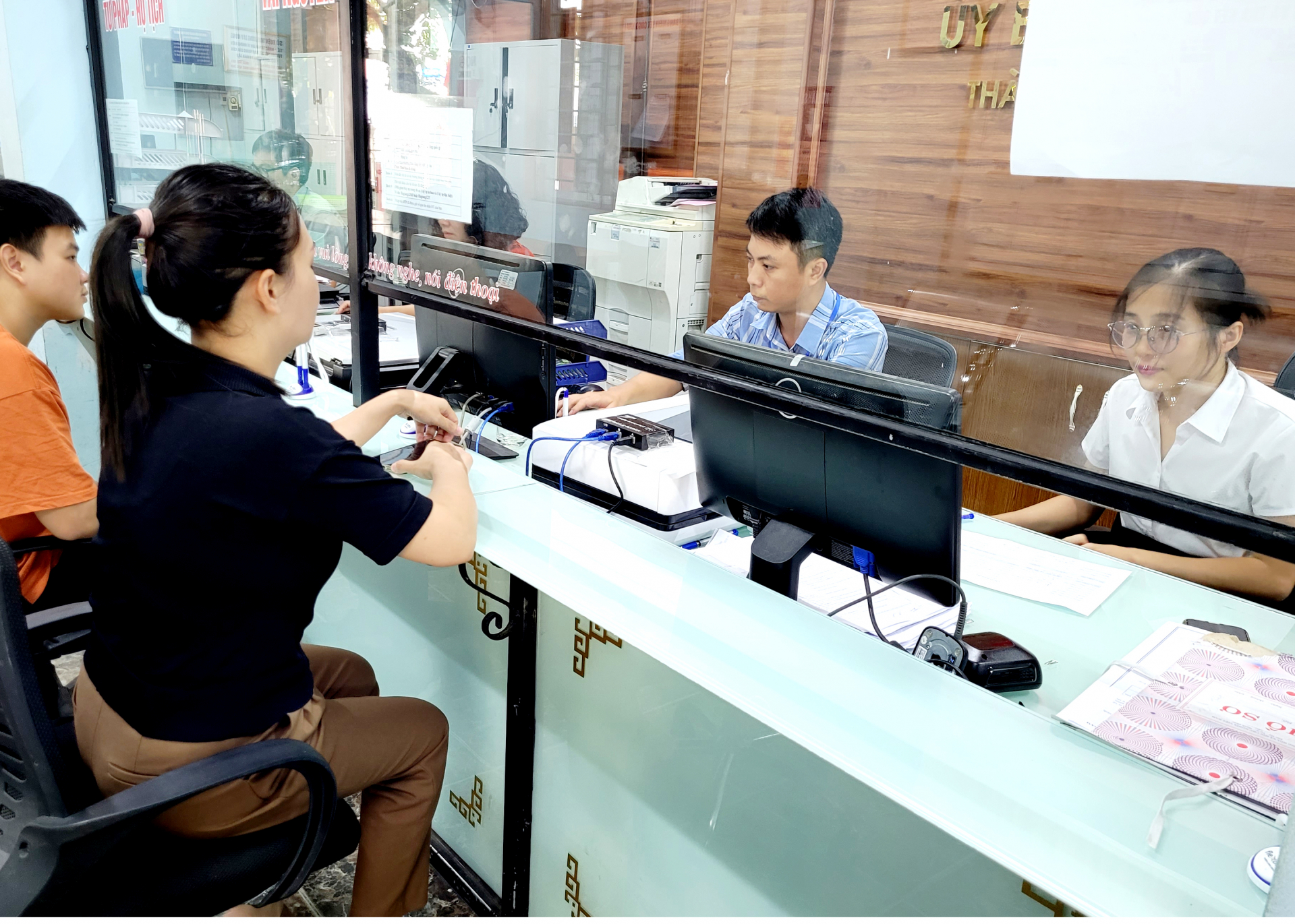 Cán bộ Trung tâm Phục vụ hành chính công thành phố Hà Giang giải quyết các thủ tục hành chính cho người dân.

