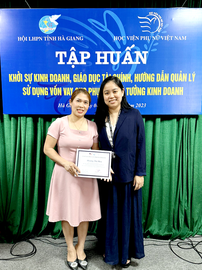 Học viện Phụ nữ Việt Nam trao Giấy chứng nhận lớp tập huấn khởi sự kinh doanh cho chị Hoàng Thị Hòa, Hội LHPN xã Đường Âm (Bắc Mê).