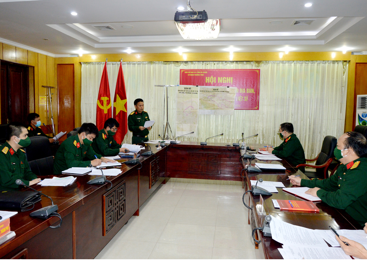 Thiếu tá Giàng Thanh Ly báo cáo công tác xác lập bản đồ tìm kiếm hài cốt liệt sỹ trên địa bàn huyện Yên Minh.