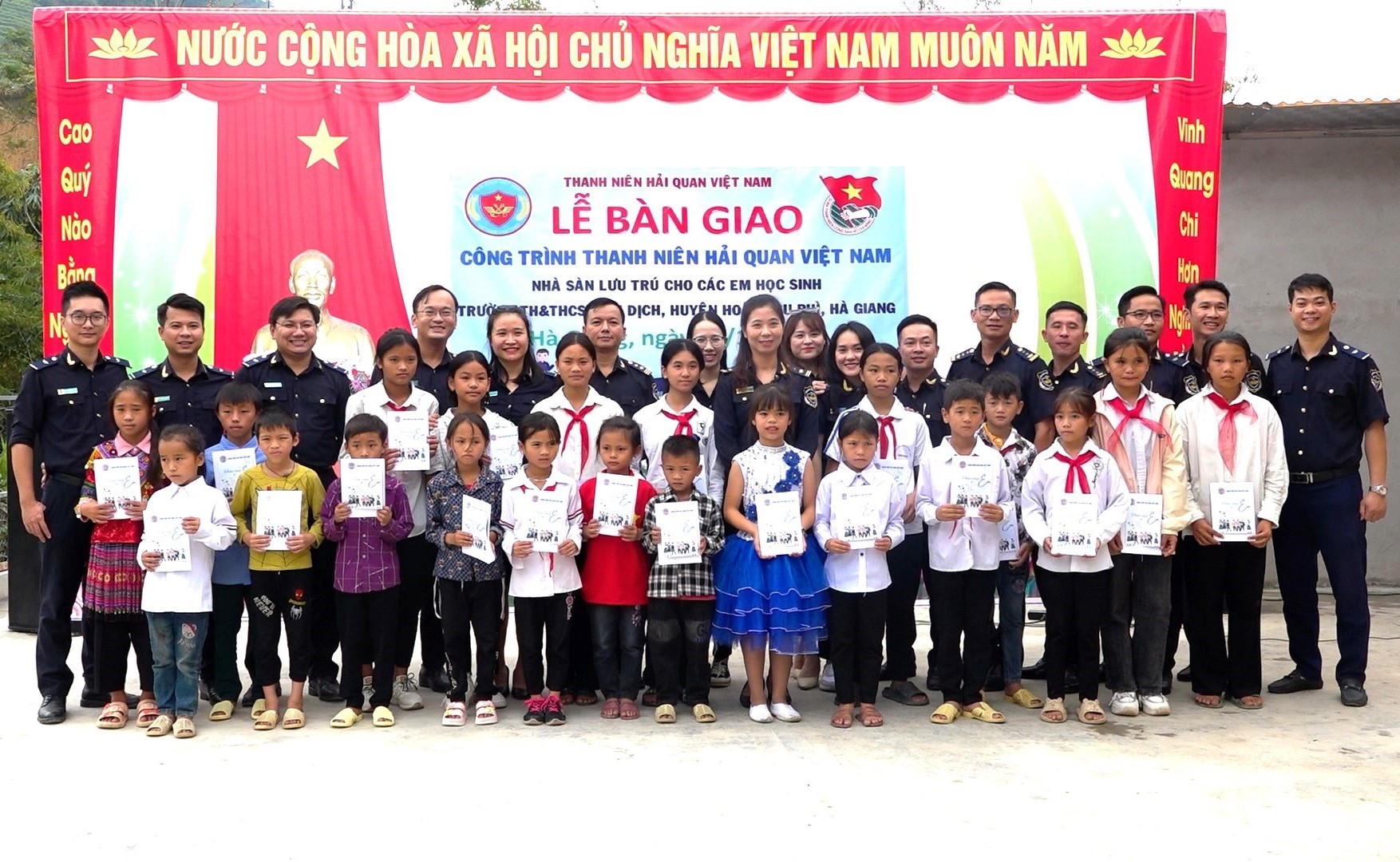 Đoàn Thanh niên Tổng cục Hải quan Việt Nam và Cục Hải quan Hà Giang tặng học bổng cho các em học sinh.