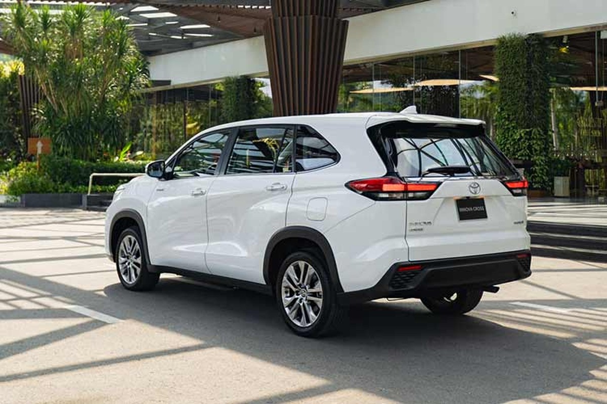 Ngoài ra, Toyota Innova Cross Hybrid trang bị và 3 chế độ ECO, NORMAL và PWR, kết hợp với chế độ thuần điện EV Mode. Chuyển qua hệ dẫn động cầu trước, vì vậy Innova Cross 2024 không còn khớp cầu sau. Thay vào đó, mẫu xe náy sử dụng hệ thống treo sau dạng thanh dầm xoắn, kết hợp hệ thống treo trước độc lập kiểu MacPherson.