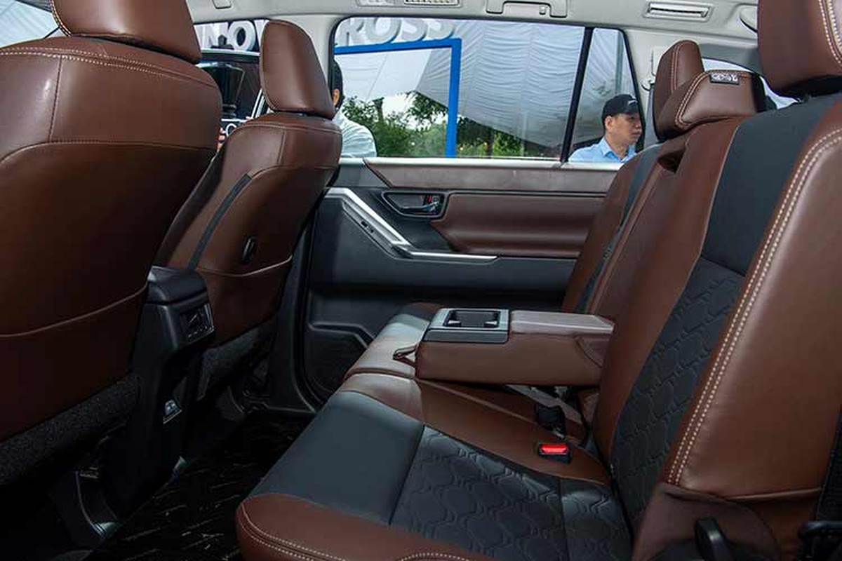 Ghế ngồi Toyota Innova Cross 2024 có thiết kế sang trọng với các họa tiết tinh tế. Ghế lái tất cả phiên bản đều trang bị chỉnh điện 8 hướng. Hàng ghế thứ hai phiên bản Toyota Innova Cross Hybrid có thiết kế 2 ghế thương gia độc lập, chỉnh điện 4 hướng, có đệm chân chỉnh điện 2 hướng và có tựa tay.