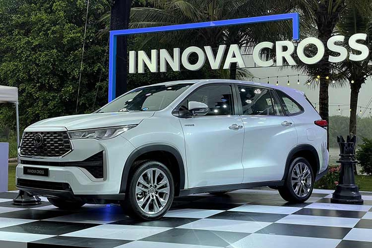 Toyota Innova Cross vừa ra mắt Việt Nam có những thay đổi đáng kể khi chuyển qua sử dụng khung gầm toàn cầu TNGA, kết hợp dẫn động cầu trước và thiết kế đậm chất SUV hơn. Kích thước tổng thể DxRxC của phiên bản Toyota Innova Cross Hybrid 2024 mới lần lượt là 4.755 x 1.850 x 1.790 (mm).