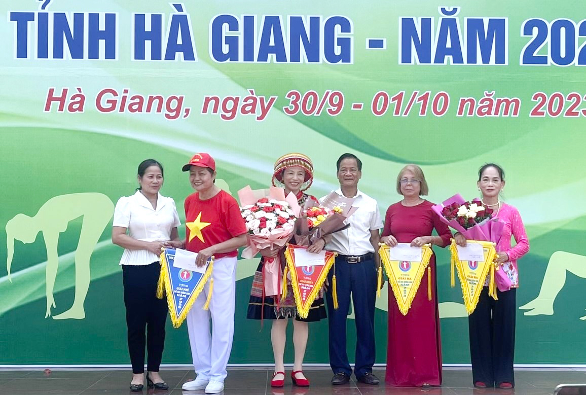 Giám đốc Sở Văn hoá, TT&DL Nguyễn Hồng Hải trao giải Nhất cho các đoàn.