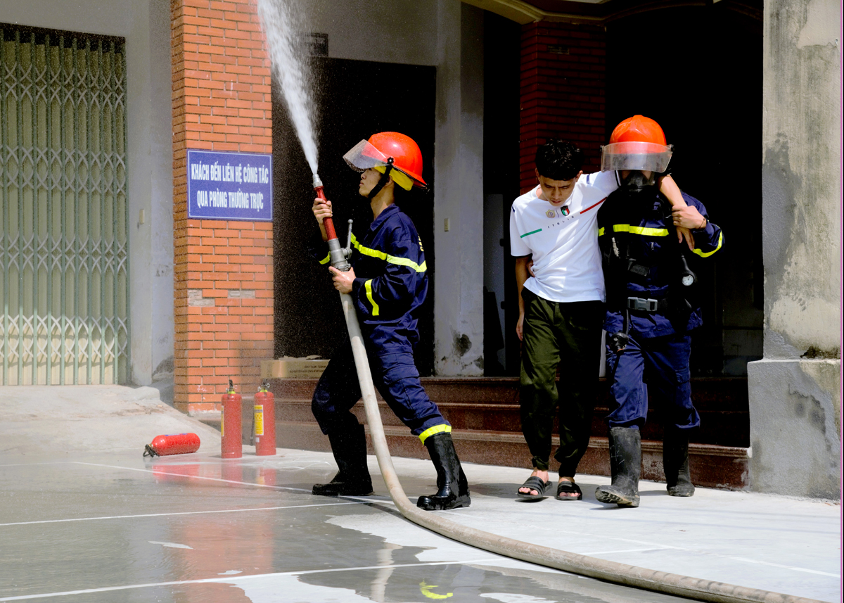 Cán bộ, chiến sỹ phòng Cảnh sát PCCC&CNCH hướng dẫn cán bộ, nhân viên Sở Giáo dục và Đào tạo các kỹ năng PCCC, cứu nạn khi xảy ra đám cháy.