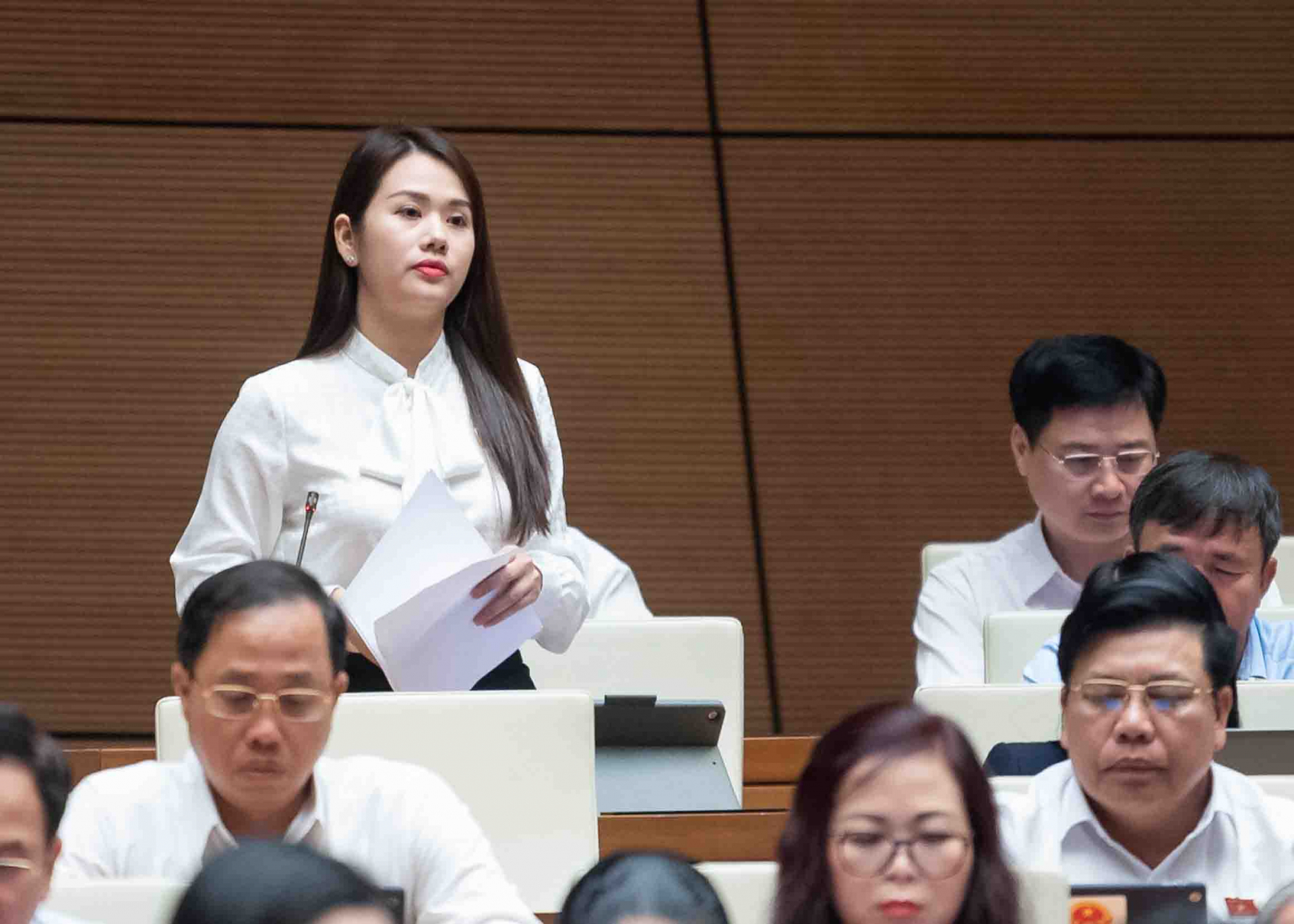 Đại biểu Vương Thị Hương góp ý vào một số nội dung dự thảo Luật Tài nguyên nước (sửa đổi)