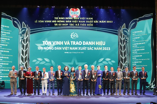 Các nông dân Việt Nam xuất sắc 2023 được vinh danh trong Lễ tôn vinh.