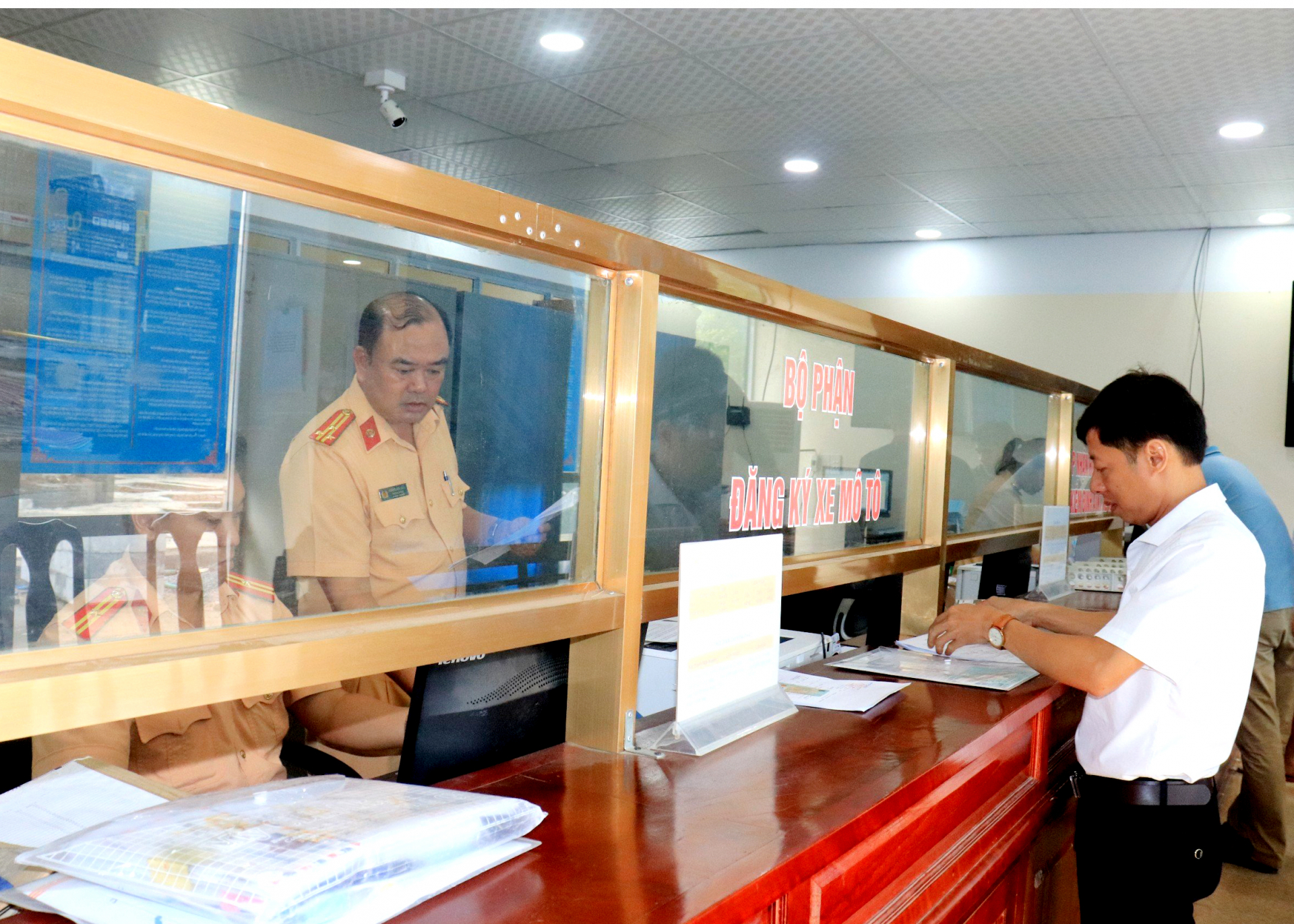 Người dân làm thủ tục đăng ký xe ô tô, mô tô tại Phòng Cảnh sát giao thông, Công an tỉnh.