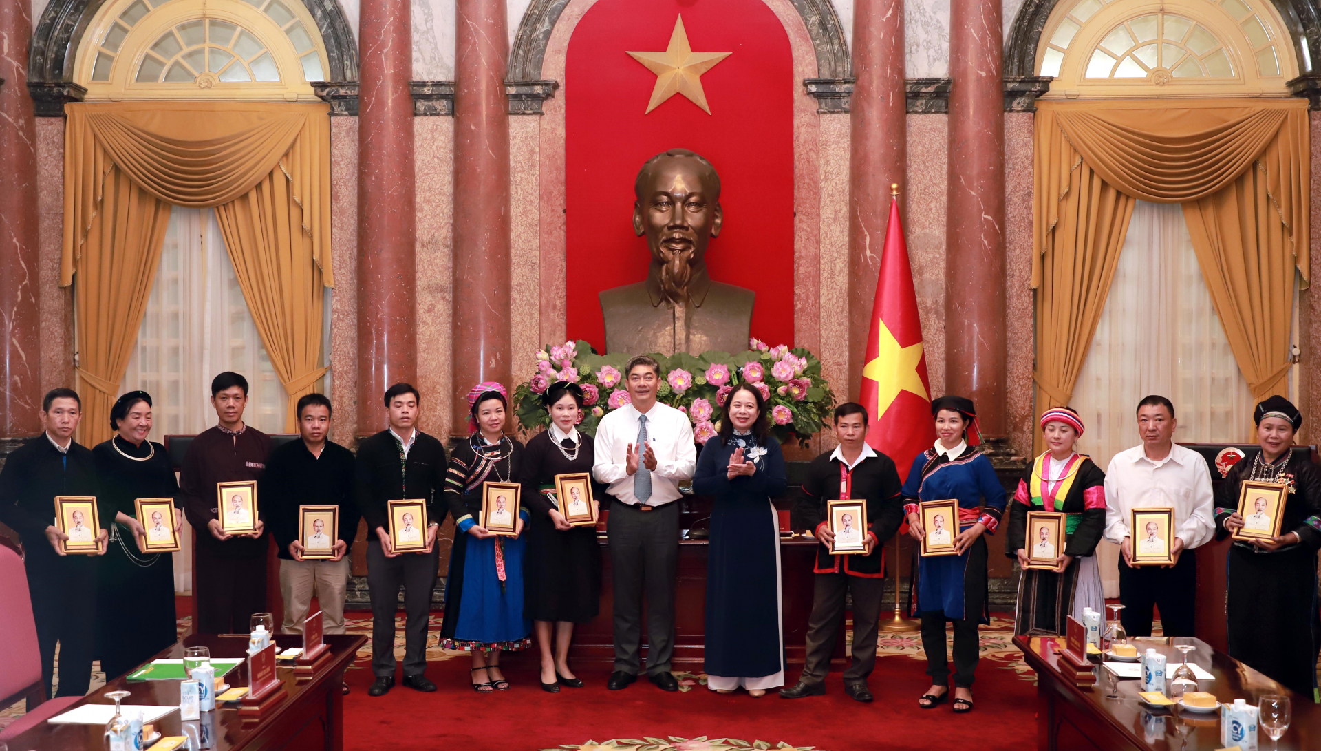 Phó Chủ tịch nước Võ Thị Ánh Xuân tặng quà đại biểu DTTS tiêu biểu tỉnh Hà Giang tại buổi gặp mặt.