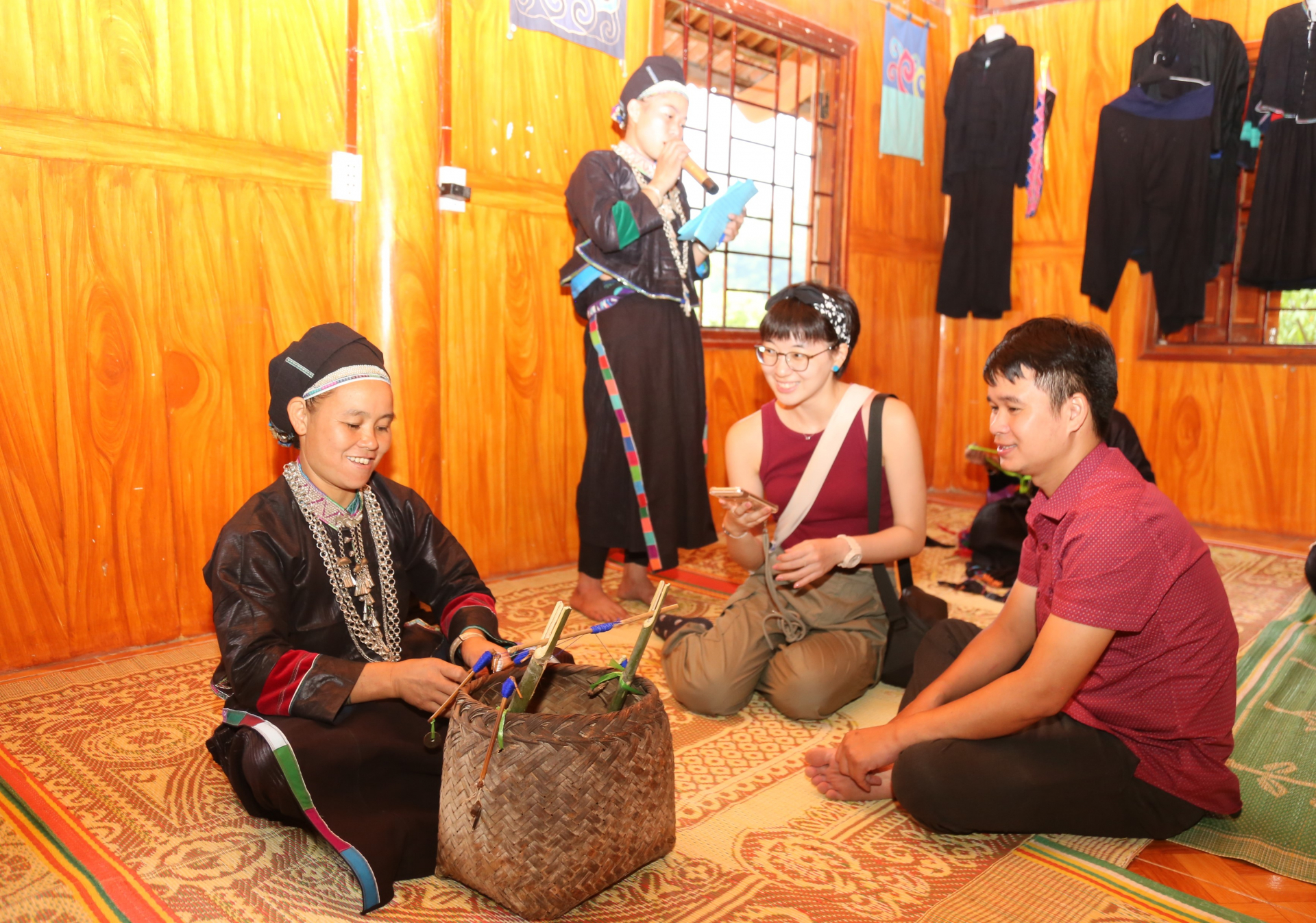 Experience wrapping humpbacked banh chung with the Nung ethnic people in Nam Dan Commune.