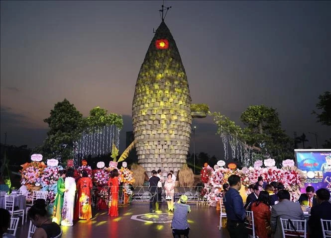 Than Nong Tower was recognised by VietKings as the largest rice grain-shaped tower in the world. 