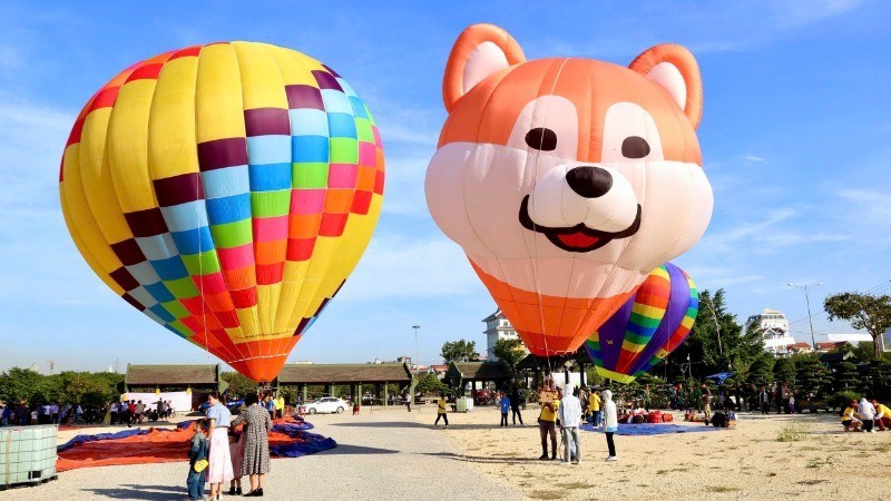 Trang An - Cuc Phuong Hot Air Balloon Festival attracts crowds in Ninh Binh