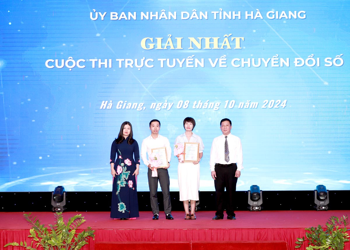 Trưởng Ban Tuyên giáo Tỉnh uỷ Vương Ngọc Hà ; Giám đốc Sở Thông tin và Truyền thông Đỗ Thái Hoà trao giải Nhất cho các cá nhân.