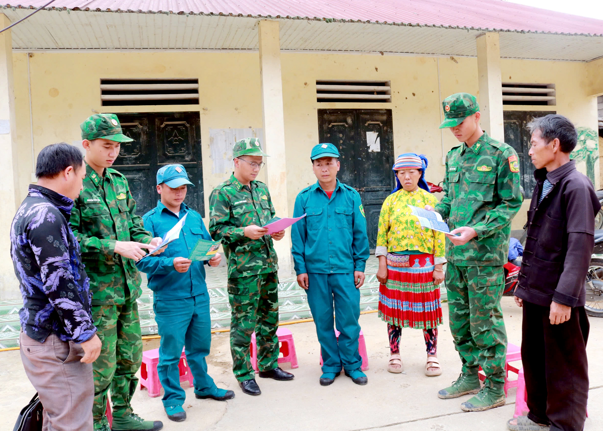 Cán bộ Đồn Biên phòng Lũng Cú (Đồng Văn) tuyên truyền pháp luật cho người dân biên giới.