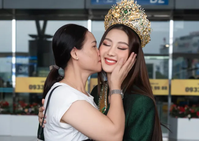 Mẹ Võ Lê Quế Anh tiễn con gái dự thi Miss Grand International 2024.
