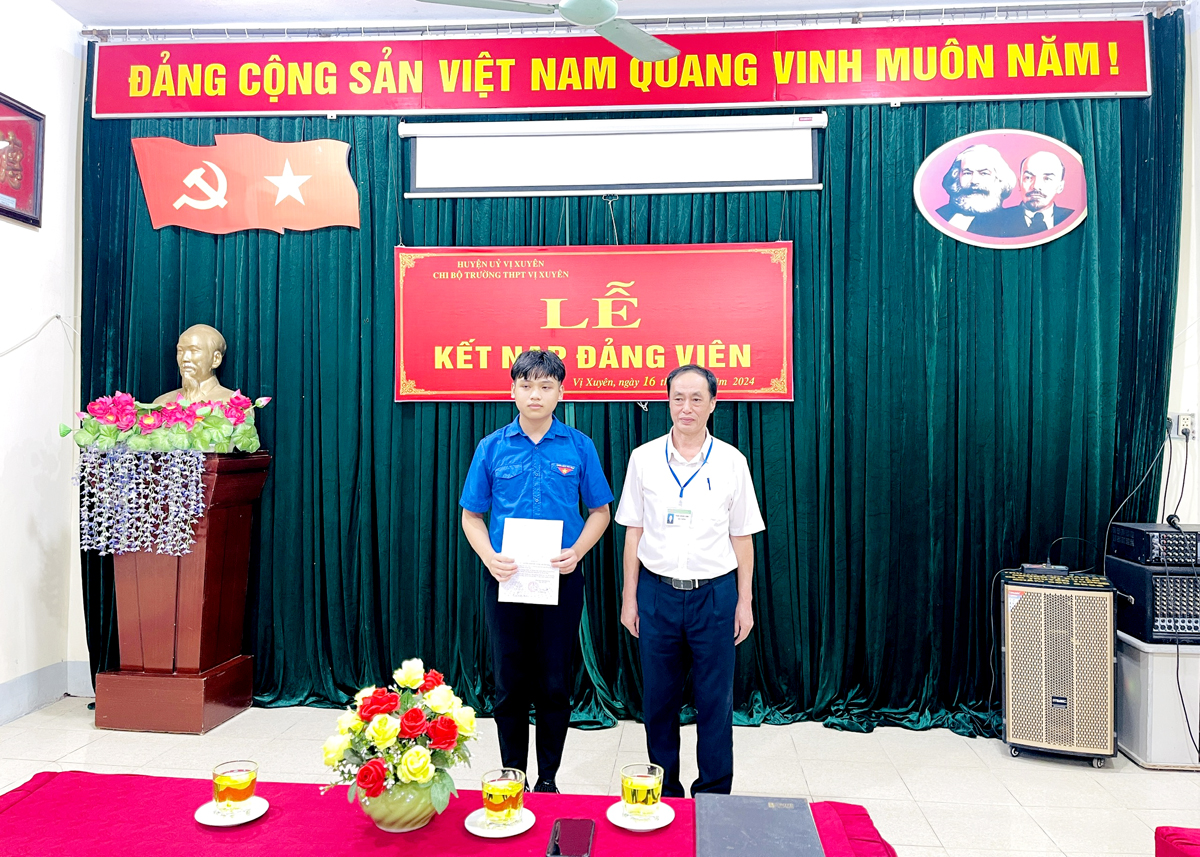 Lễ kết nạp đảng viên là học sinh của Chi bộ Trường THPT Vị Xuyên (Vị Xuyên)
