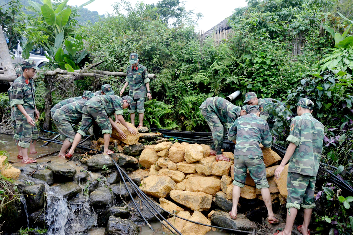 Cán bộ, chiến sỹ Trung đoàn tham gia xây dựng NTM tại xã Phương Độ, thành phố Hà Giang.