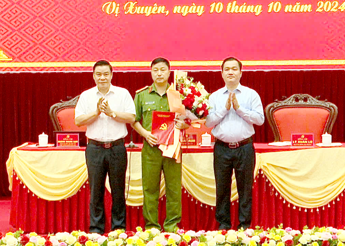 Phó Chủ tịch Thường trực UBND tỉnh Hoàng Gia Long và lãnh đạo huyện Vị Xuyên trao quyết định, tặng hoa chúc mừng Trung tá Giàng Xuân Chiến, Trưởng Công an huyện tham gia BCH Đảng bộ huyện, BTV Huyện ủy khoá XXIV, nhiệm kỳ 2020 - 2025.