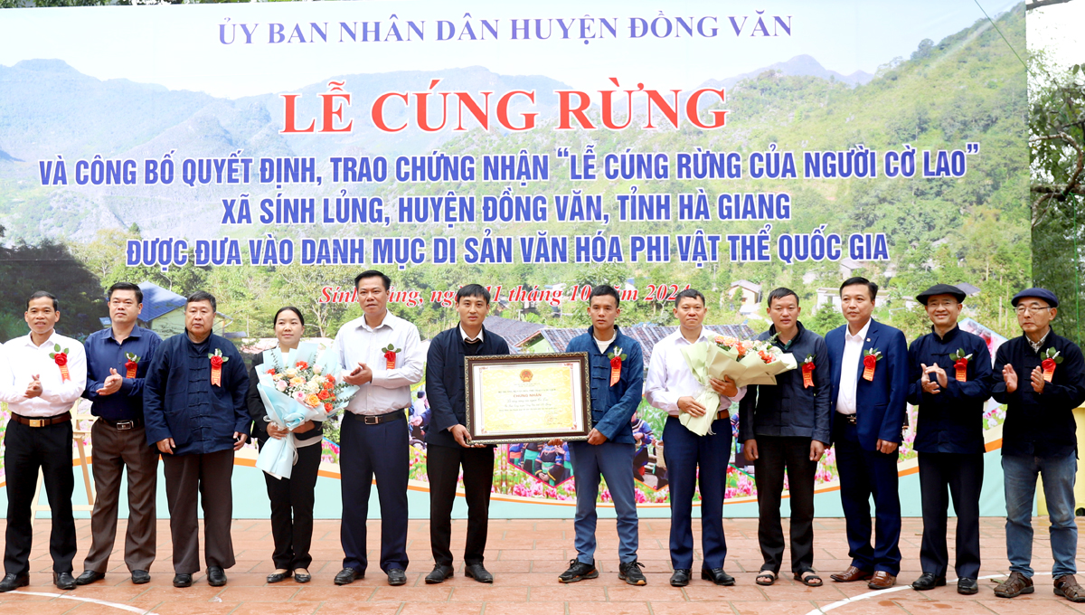 Leaders of the Ha Giang Provincial Department of Culture, Sports and Tourism and the leaders of Dong Van District presented flowers to congratulate the authorities and people of Sinh Lung Commune on having their forest worshipping ceremony recognised as a national intangible cultural heritage.