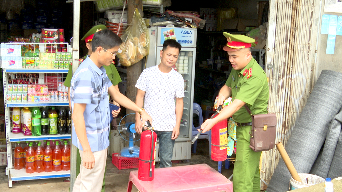 Chủ tịch UBND tỉnh Nguyễn Văn Sơn tặng Bằng khen cho các cá nhân.