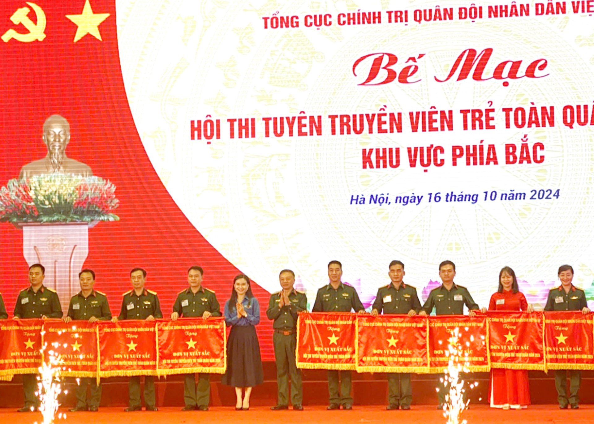 Lãnh đạo Tổng cục Chính trị QĐND Việt Nam tặng cờ cho các đơn vị đạt thành tích Xuất sắc trong hội thi Ảnh: CTV