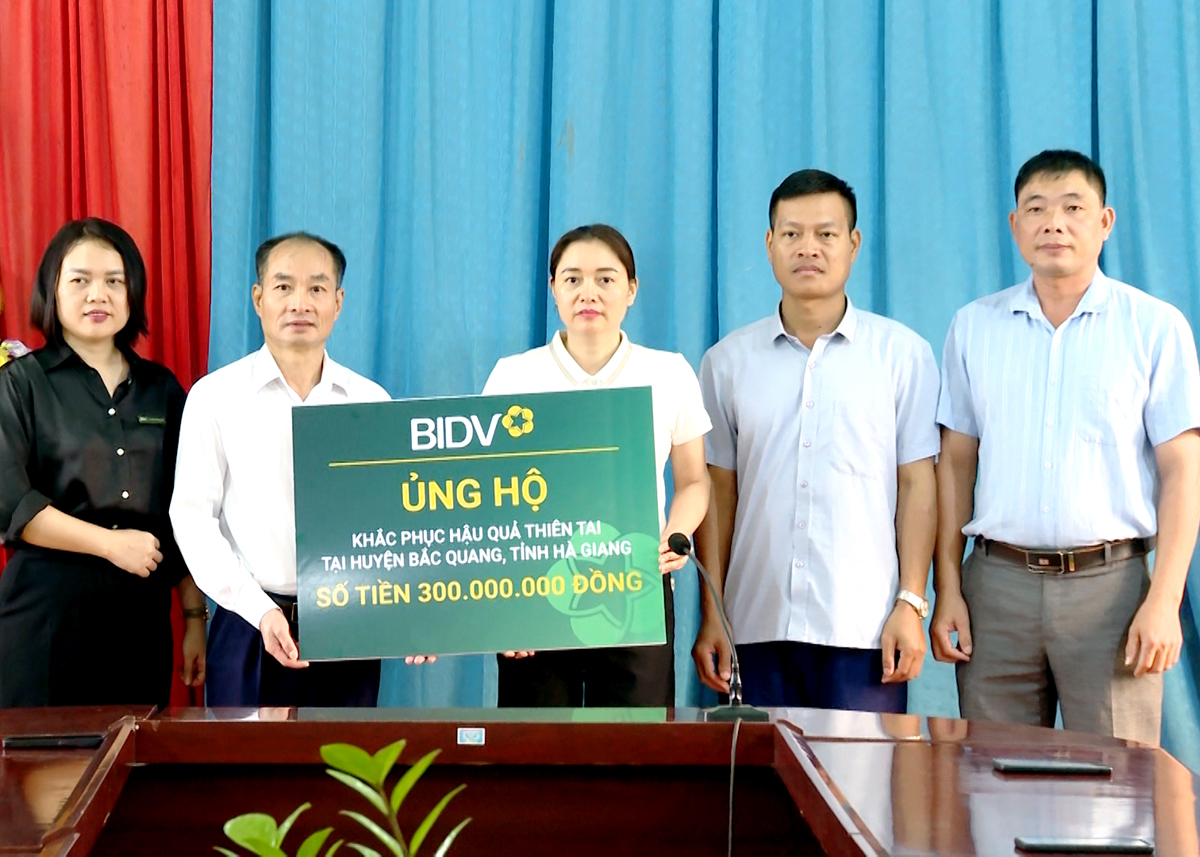 Lãnh đạo BIDV Chi nhánh Hà Giang trao cho Ủy ban MTTQ huyện Bắc Quang 300 triệu đồng khắc phục hậu quả thiên tai tại huyện Bắc Quang.