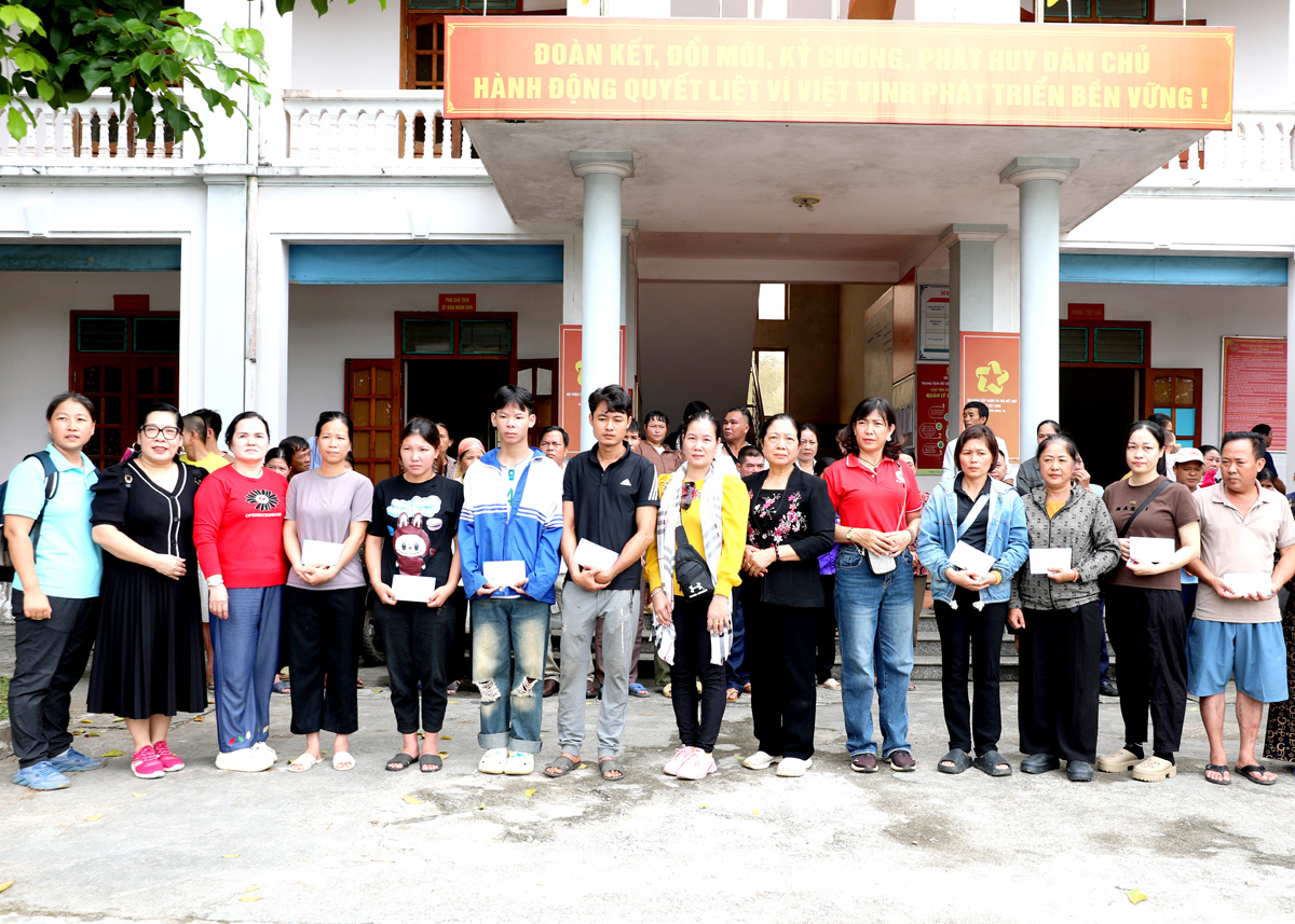 Cơ quan Thường trú Thông tấn xã Việt Nam tại Hà Giang và đoàn từ thiện Thành phố Hồ Chí Minh trao quà hỗ trợ 9 hộ gia đình có nhà bị sập hoàn toàn trong vụ sạt lở nghiêm trọng tại xã Việt Vinh (huyện Bắc Quang).