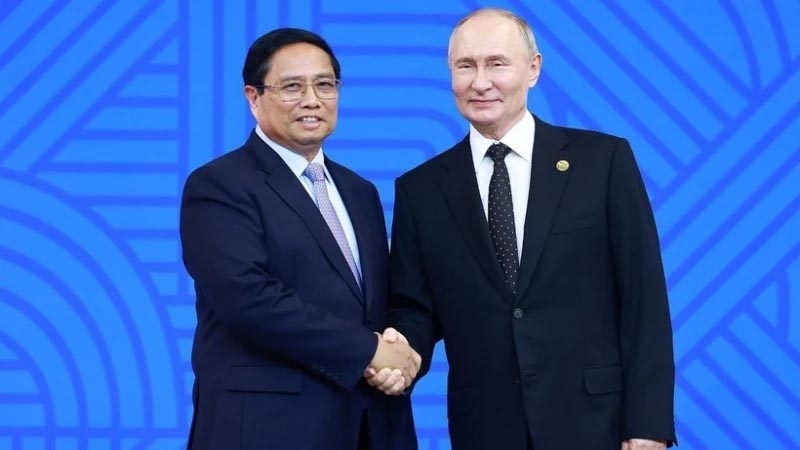 Tổng thống Liên bang Nga Vladimir Putin, Chủ tịch Nhóm BRICS năm 2024 đón Thủ tướng Phạm Minh Chính. 