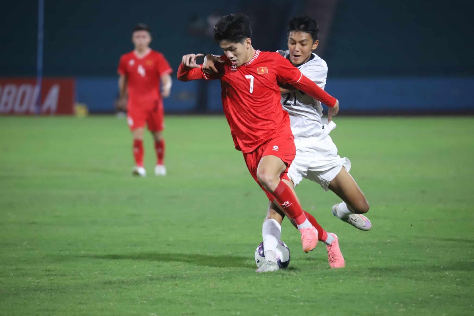 U17 Việt Nam (áo đỏ) hòa đáng tiếc ngày ra quân vòng loại U17 châu Á 2025. 