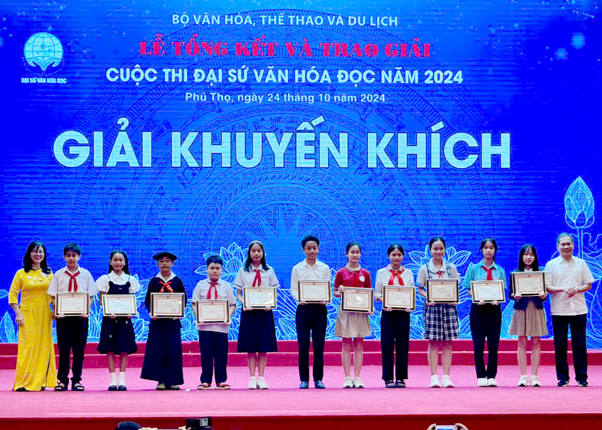 Gia Mi Chung (4th from left) receives the consolation prize at the awards ceremony.