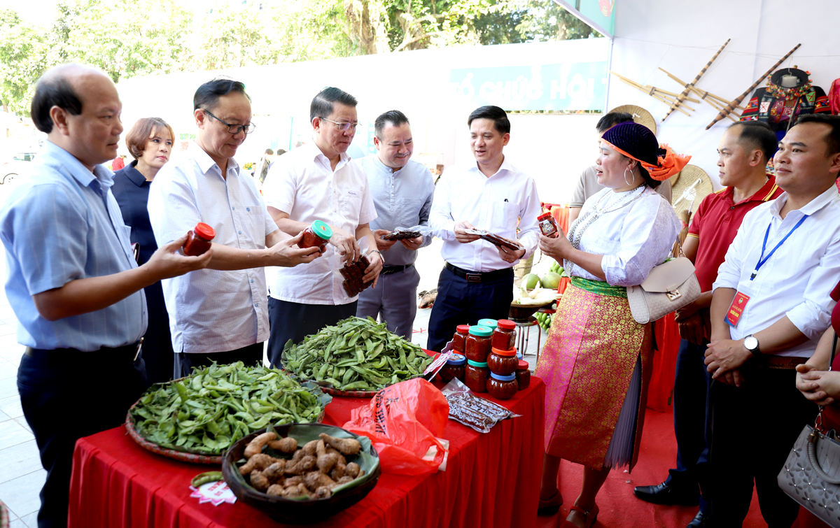 Phó Bí thư Thường trực Tỉnh ủy Thào Hồng Sơn và lãnh đạo Trung ương Hội Nông dân Việt Nam thăm gian hàng trưng bày sản phẩm địa phương