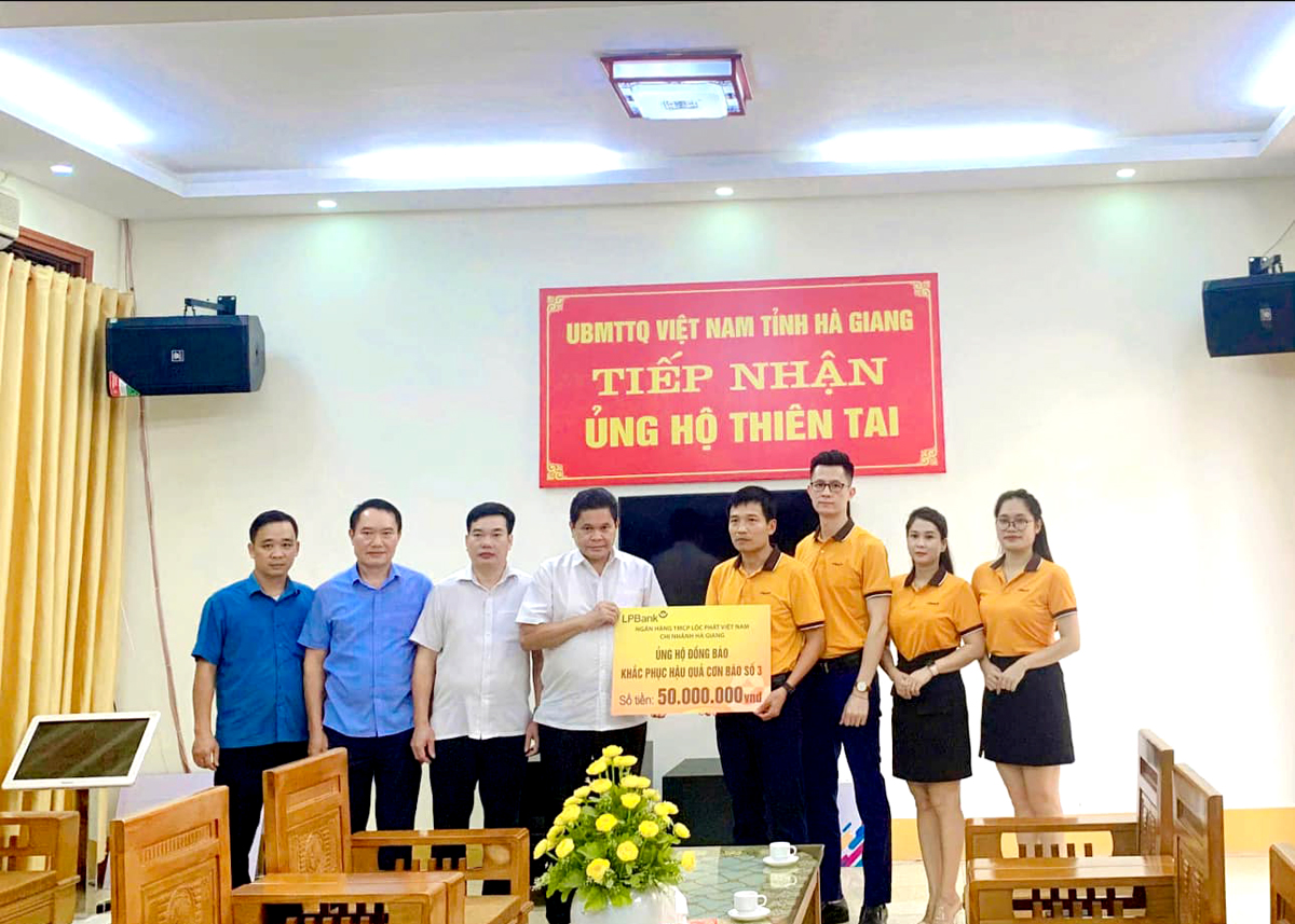 Ban Giám đốc LPBank Hà Giang ủng hộ đồng bào bị thiệt hại do cơn bão số 3 gây ra trên địa bàn tỉnh