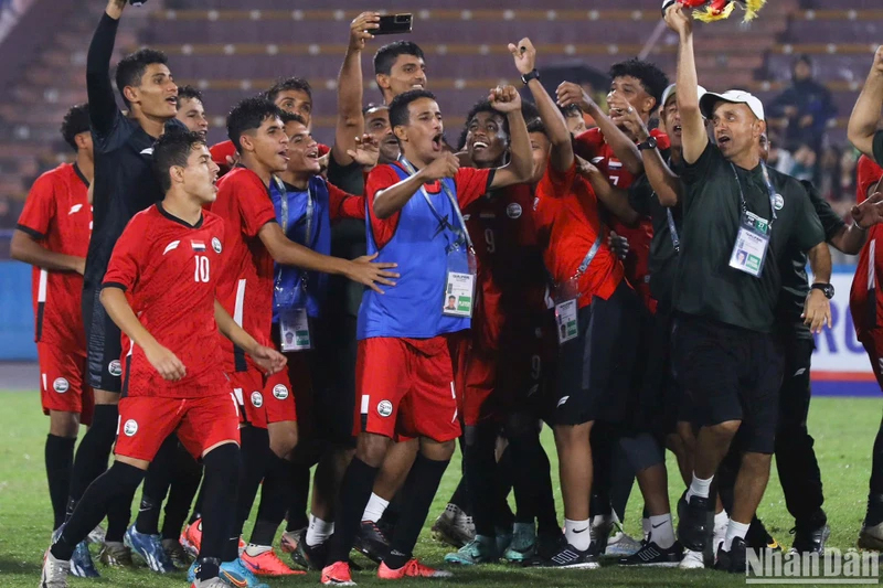 U17 Yemen ăn mừng tấm vé vào Vòng chung kết U17 châu Á 2025 sau khi hòa 1-1 trước U17 Việt Nam, tối 27/10.